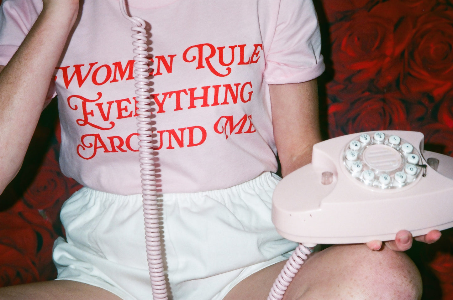 Women rule everything around me T-shirt PINK